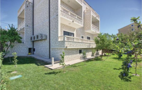 Гостиница Two-Bedroom Apartment in Kastel Kambelovac  Каштел Камбеловац